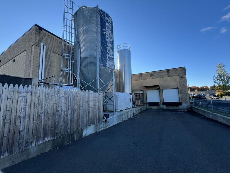 More Photos Of 16 Business Park Dr, Branford Warehouse For Lease