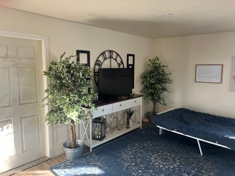 More Photos Of 618 W Pine St, Pinedale General Retail For Sale