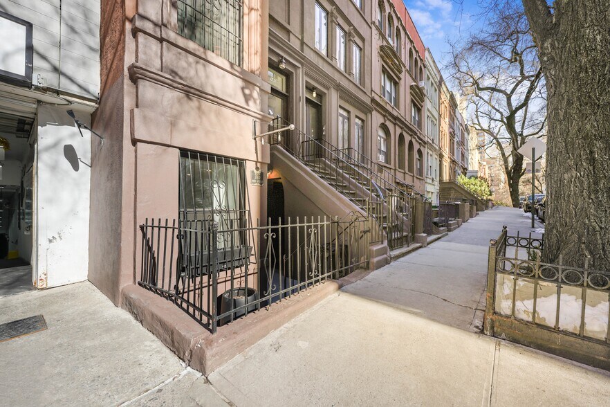 More Photos Of 165 W 95th St, New York Apartments For Lease