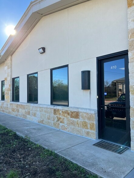 More Photos Of 1011 S Heatherwilde Blvd, Pflugerville Research And Development For Lease