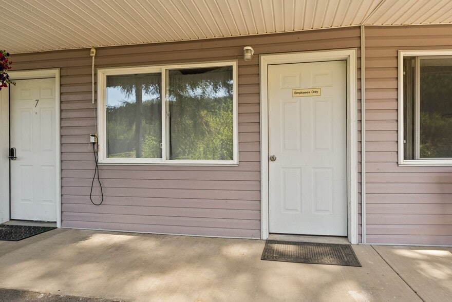 More Photos Of 8612 Washington 31 Hwy, Metaline Hotel For Sale