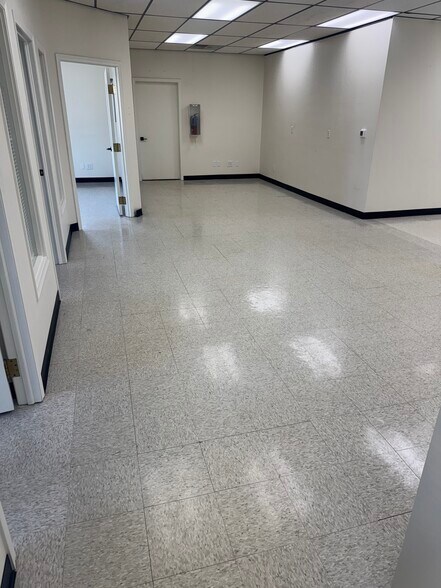 More Photos Of 1119 W Kennedy Ave, Kimberly Office For Lease