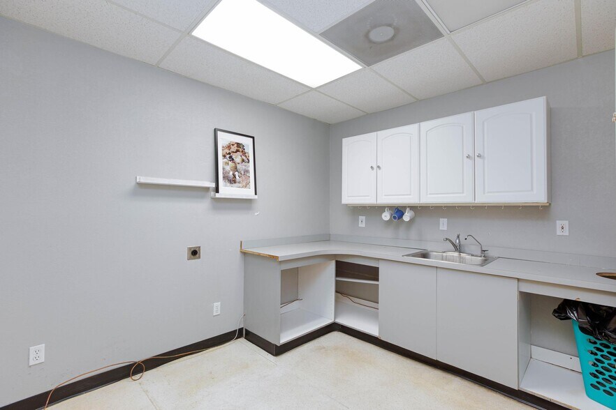 More Photos Of 872 E Sahara Ave, Las Vegas Medical For Lease