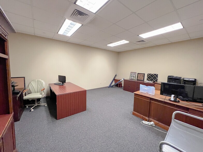 More Photos Of 17420 Highway 190 E, Hammond Showroom For Sale