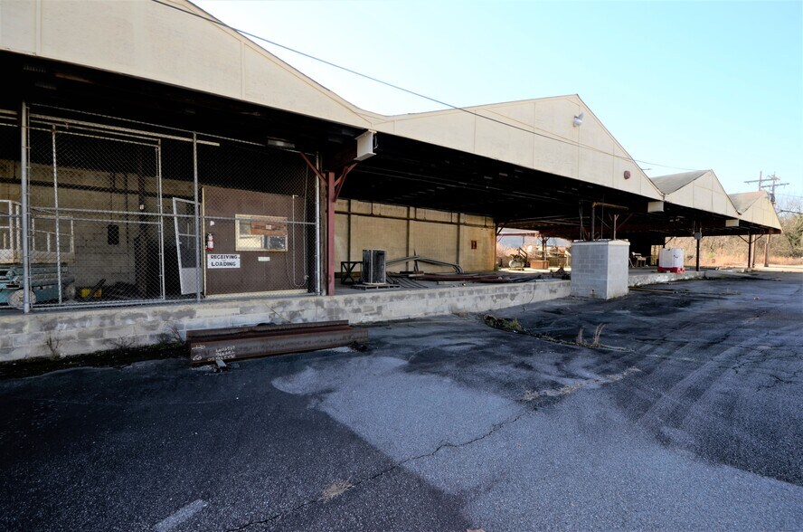 More Photos Of 222 N Market St, Petersburg Warehouse For Sale