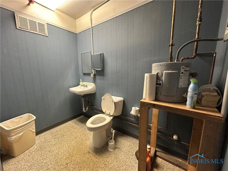 More Photos Of 446 N Wood St, Fremont Warehouse For Sale