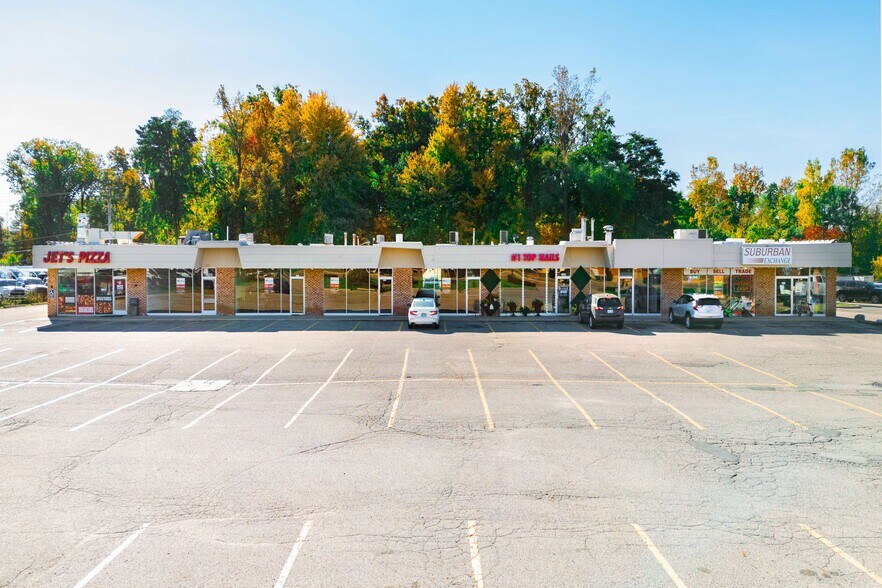 More Photos Of 1110-1126 N Pontiac Trail, Walled Lake Freestanding For Lease