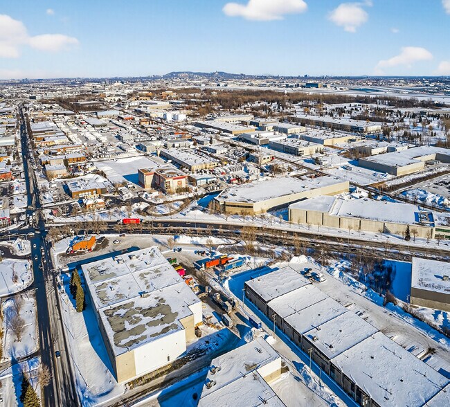 More Photos Of 26 Boul Hymus, Pointe-claire Warehouse For Lease