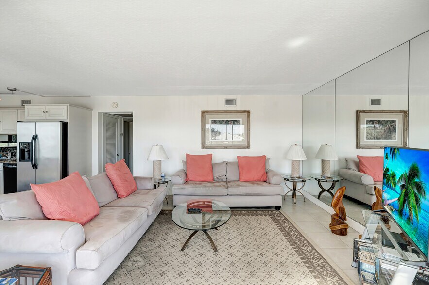 More Photos Of 23 Royal Palm Pointe, Vero Beach Restaurant For Sale