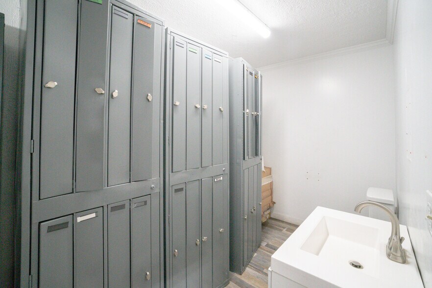 More Photos Of 13501 S Main St, Los Angeles Warehouse For Lease