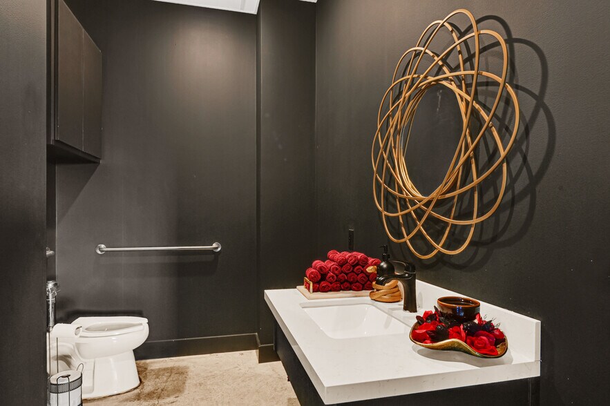 More Photos Of 1511 W 12th St, Houston Office For Sale