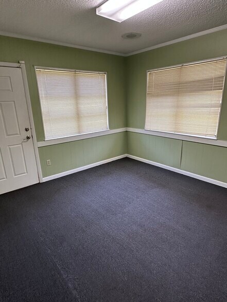 More Photos Of 402 W Highlands Blvd, Inverness Medical For Sale