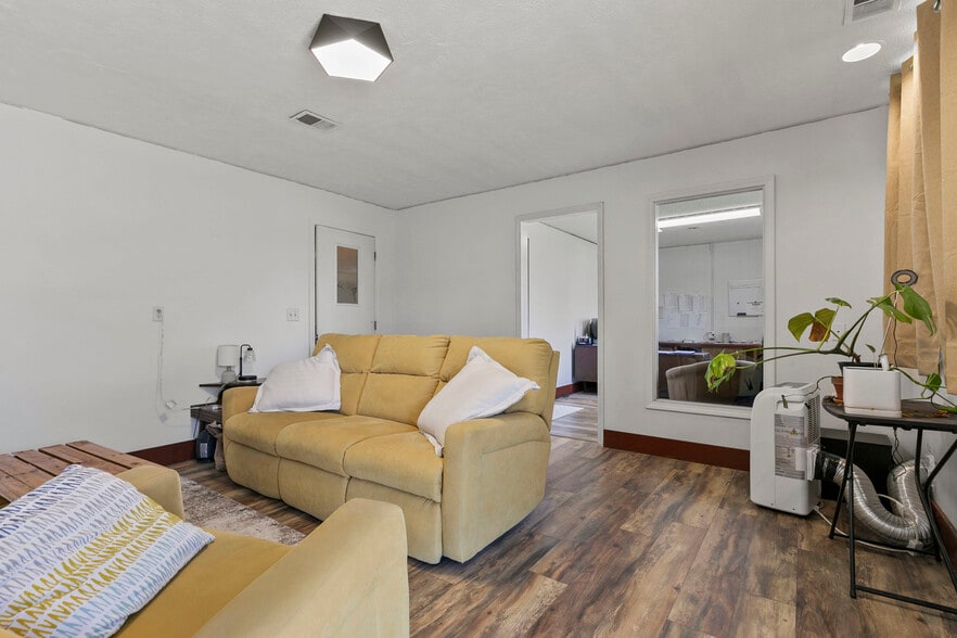 More Photos Of 3711 Touzalin Ave, Lincoln Service For Sale