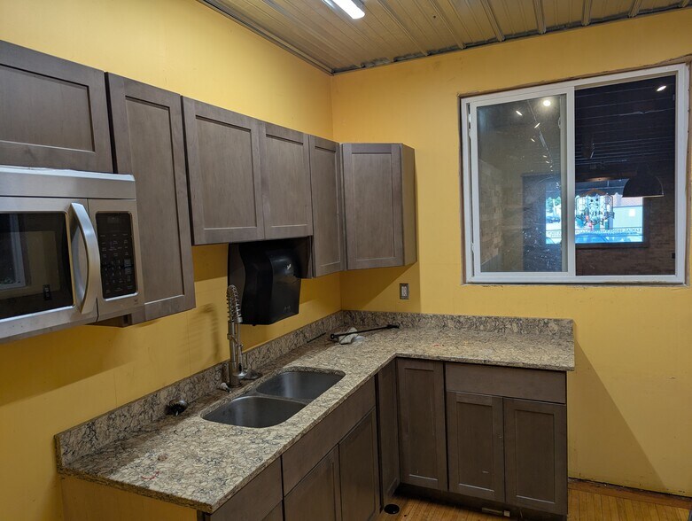 More Photos Of 122 N Main St, Washington General Retail For Lease