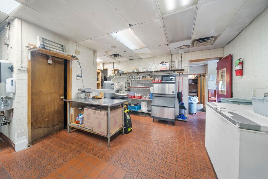 More Photos Of 514 N College Ave, Fayetteville Restaurant For Sale