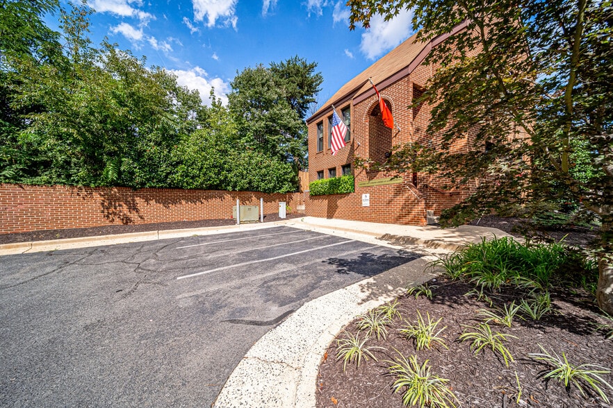 More Photos Of 6001-6003 Tower Ct, Alexandria Office For Sale