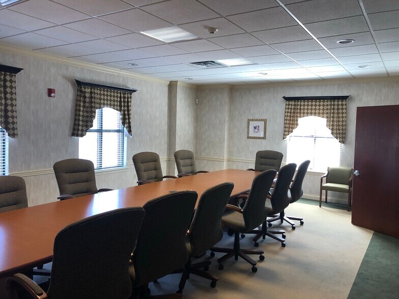 More Photos Of 201 Limestone St, Frankfort Bank For Lease