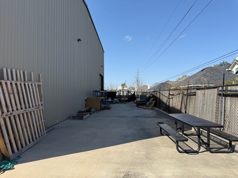 More Photos Of 10010 Fairbanks North Houston Rd, Houston Manufacturing For Sale