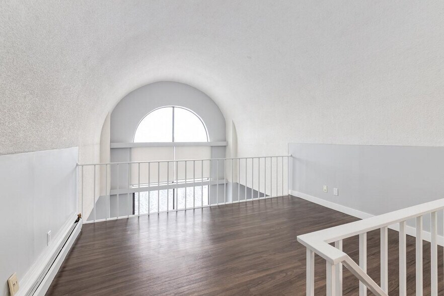 More Photos Of 2105 90 Av SW, Calgary Apartments For Lease