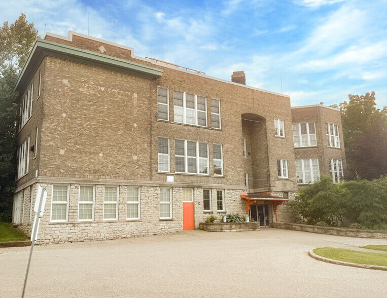 More Photos Of 21 Wharncliffe Rd S, London Schools For Lease