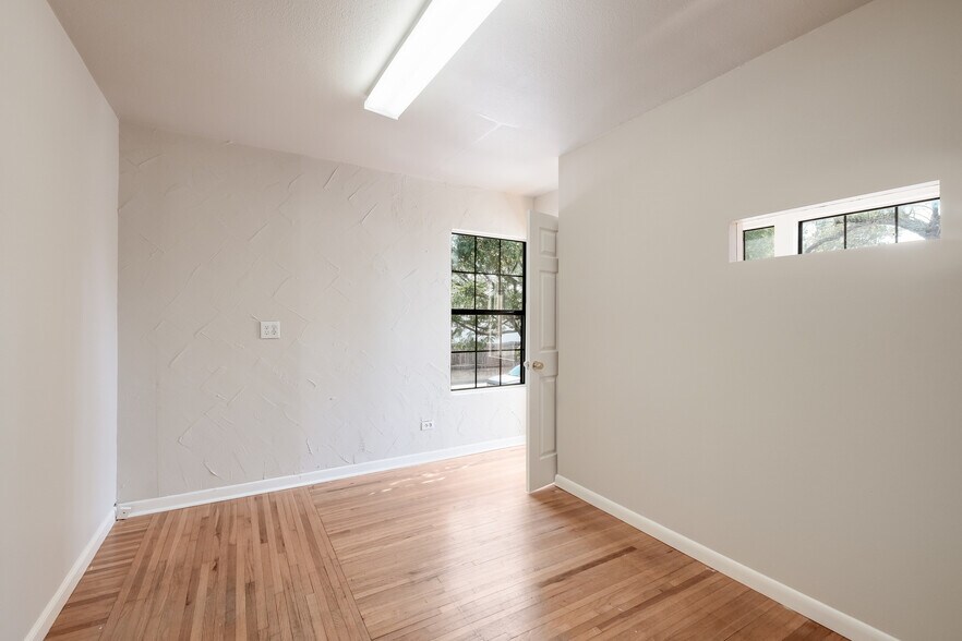 More Photos Of 174 Sherwood Dr, San Antonio Office Residential For Lease