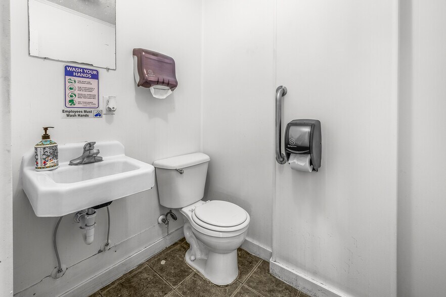 More Photos Of 697 W Cherry St, Jesup Restaurant For Sale