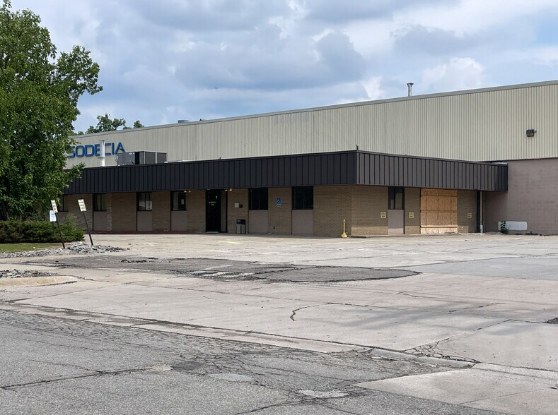 Primary Photo Of 15260 Common Rd, Roseville Manufacturing For Sale