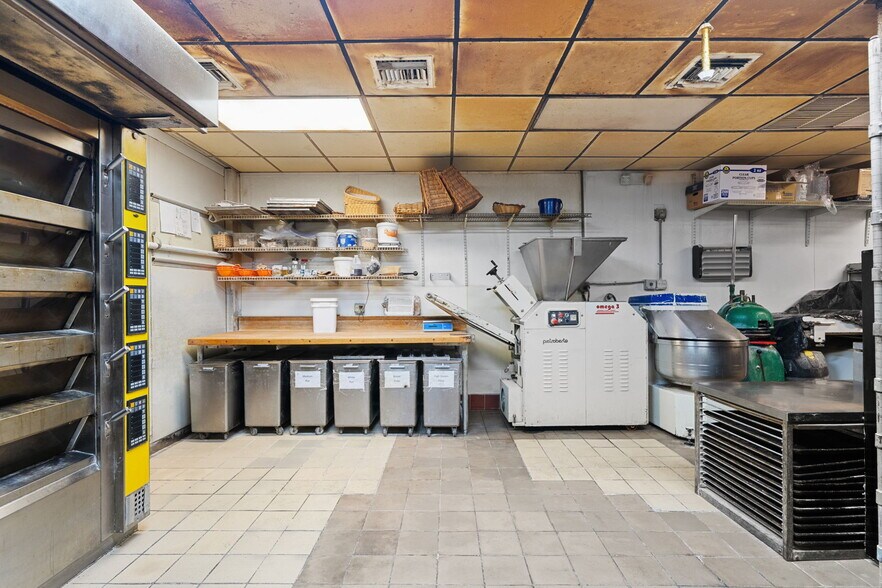 More Photos Of 2909-2911 E Commercial Blvd, Fort Lauderdale Storefront Retail Residential For Sale