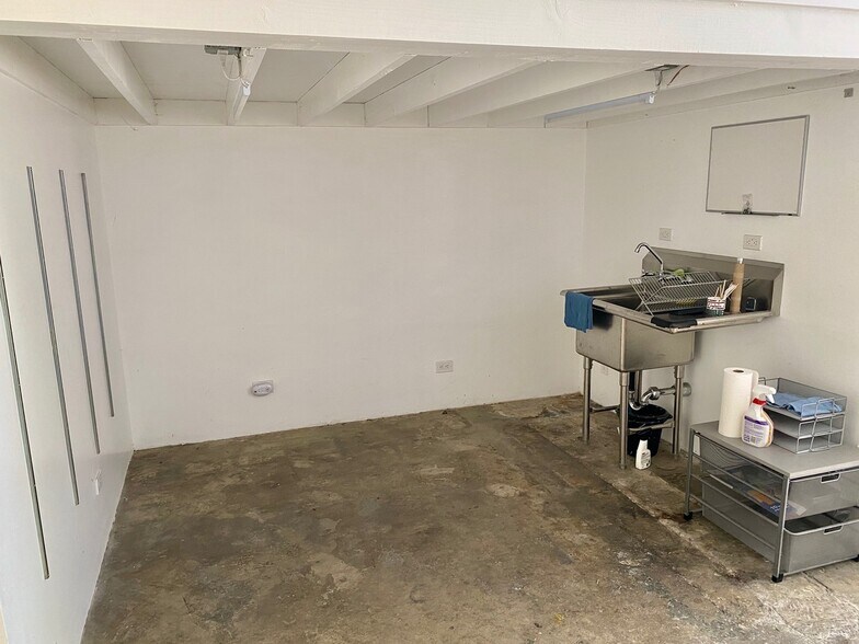 More Photos Of 3707-3711 W Jefferson Blvd, Los Angeles Warehouse For Lease
