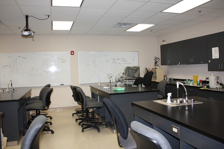 More Photos Of 5000 Market St, Wilmington Schools For Lease