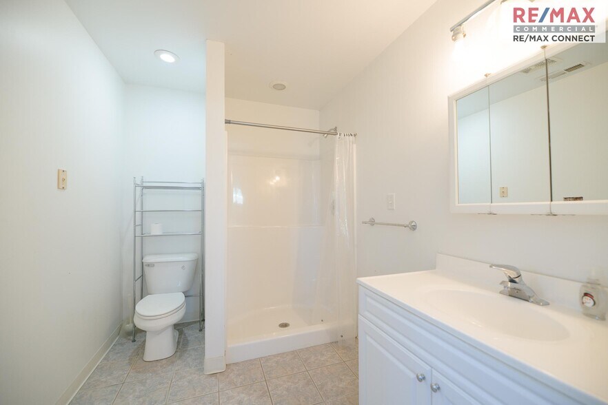 More Photos Of 5333 George Washington Mem Hwy, Yorktown Freestanding For Sale