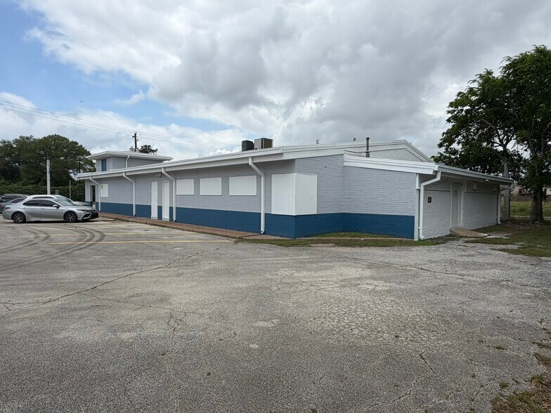 More Photos Of 5703 Martin Luther King Blvd, Houston Medical For Sale
