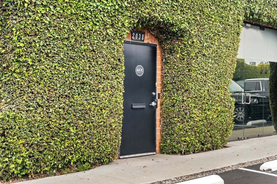 More Photos Of 2014-2058 Broadway, Santa Monica Loft Creative Space For Lease