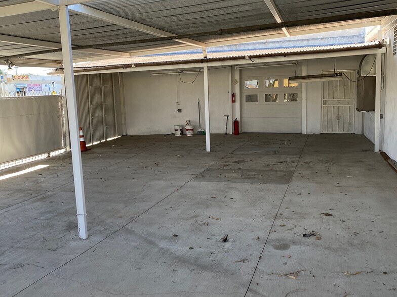 More Photos Of 901 W Rosecrans Ave, Compton Freestanding For Sale