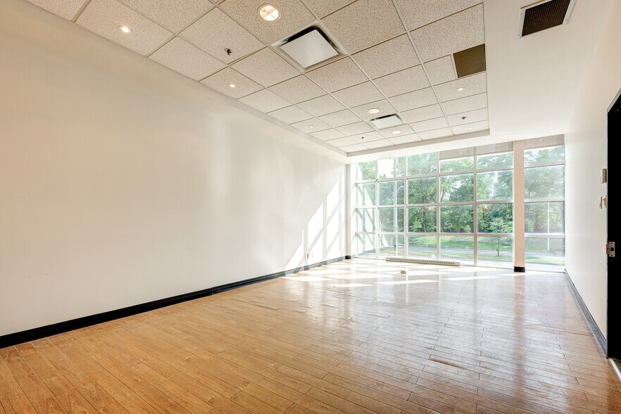 More Photos Of 867-877 Boul Jean-Paul-Vincent, Longueuil Warehouse For Lease