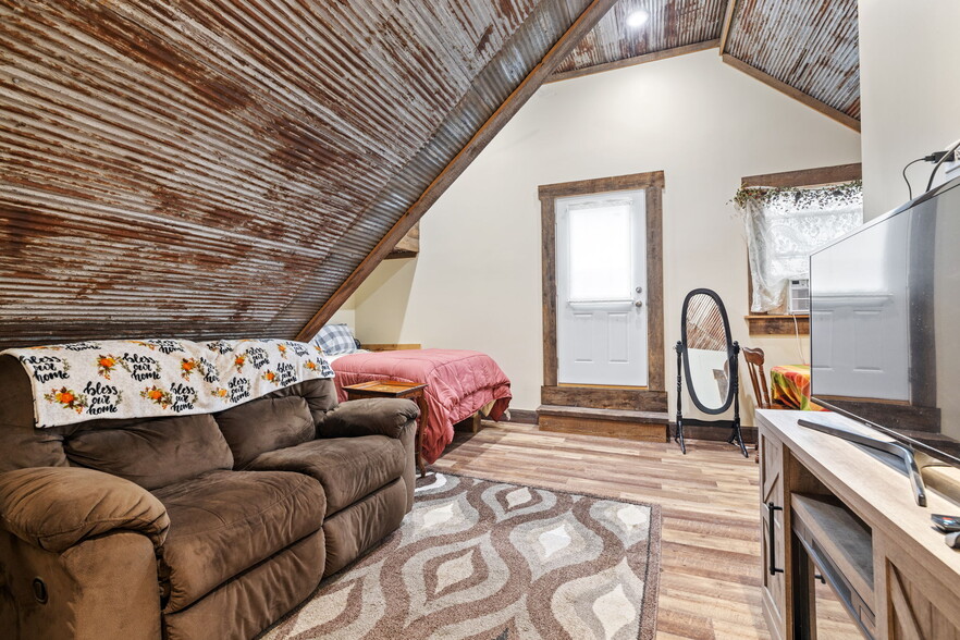 More Photos Of 126 S Main St, Gilman Showroom For Sale