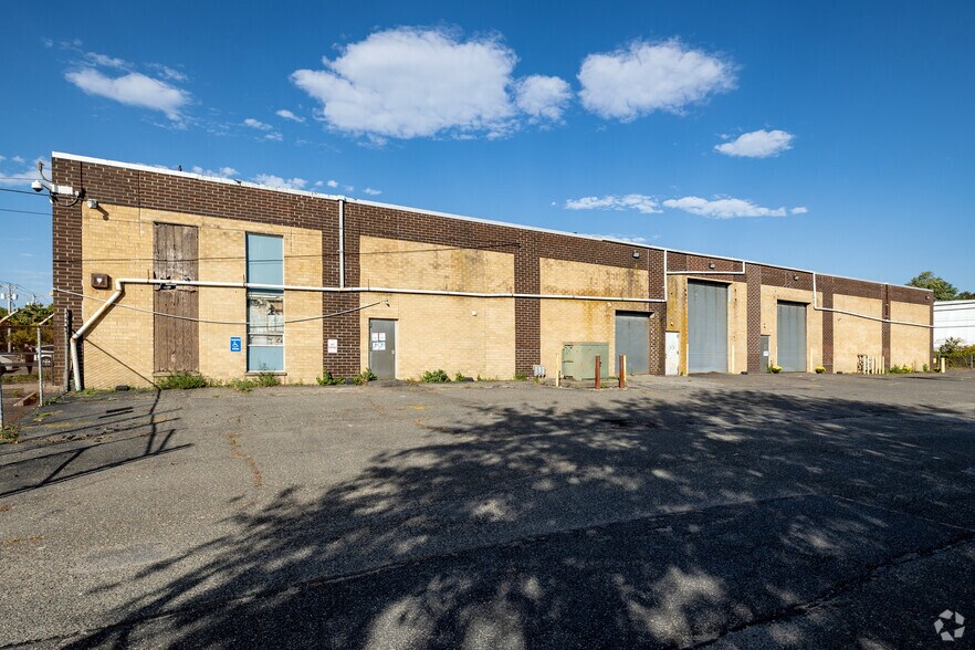 More Photos Of 7 Grand Blvd, Brentwood Warehouse For Lease