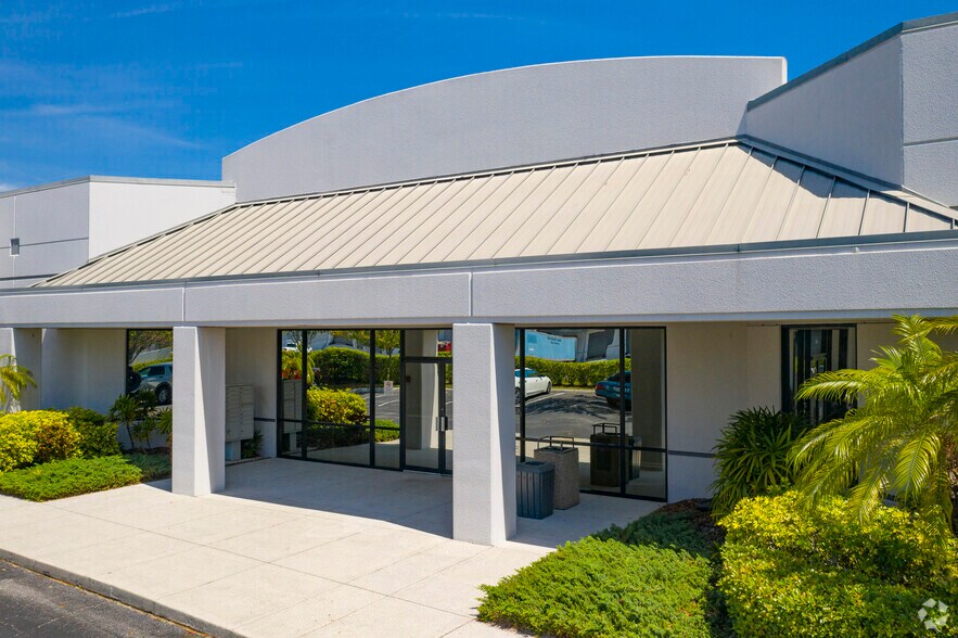 More Photos Of 4033 Tampa Rd, Oldsmar Office For Lease
