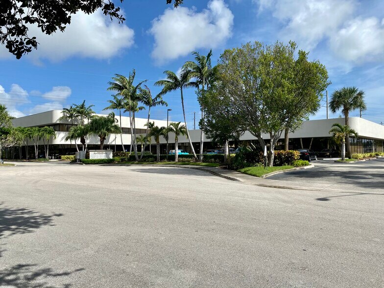 More Photos Of 5840 Corporate Way, West Palm Beach Flex For Lease