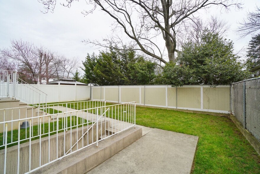 More Photos Of 1562 Drumgoole Rd E, Staten Island Medical For Sale