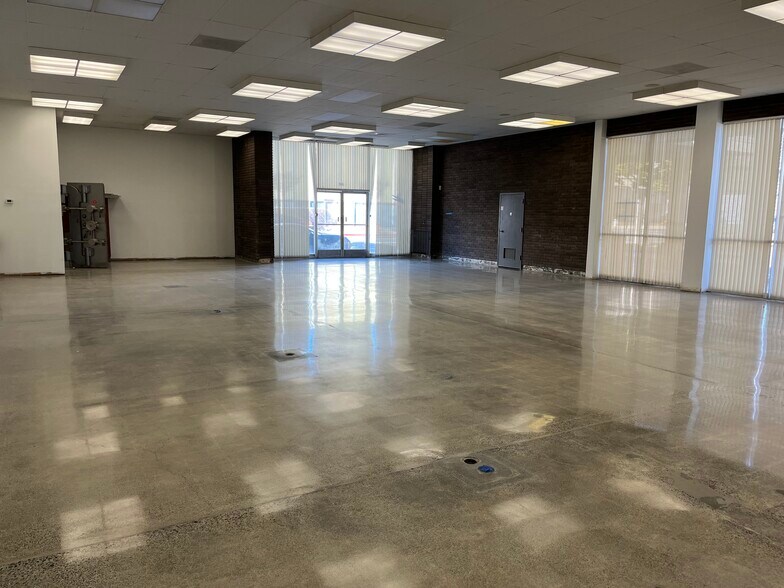 More Photos Of 178 N 1st St, Dixon Freestanding For Lease