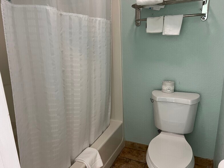 More Photos Of 1901 E 1st St, Pratt Hotel For Sale