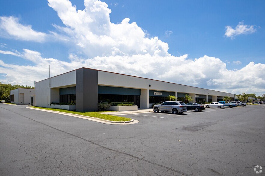 More Photos Of 1333-1335 Gateway Dr, Melbourne Flex For Lease