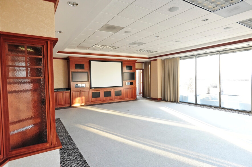 More Photos Of 250 W First St, Winston-Salem Loft Creative Space For Lease