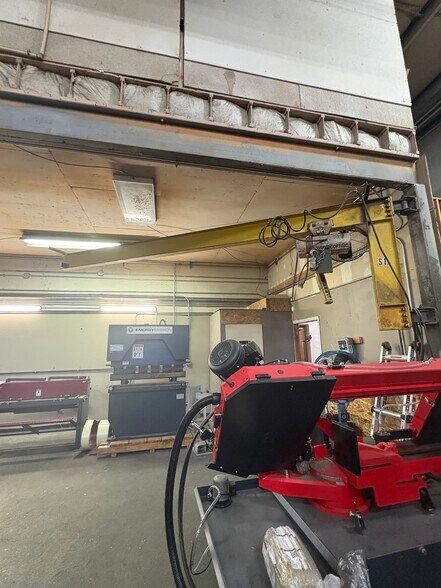 More Photos Of 4106-4112 S Commerce Dr, Murray Light Manufacturing For Lease