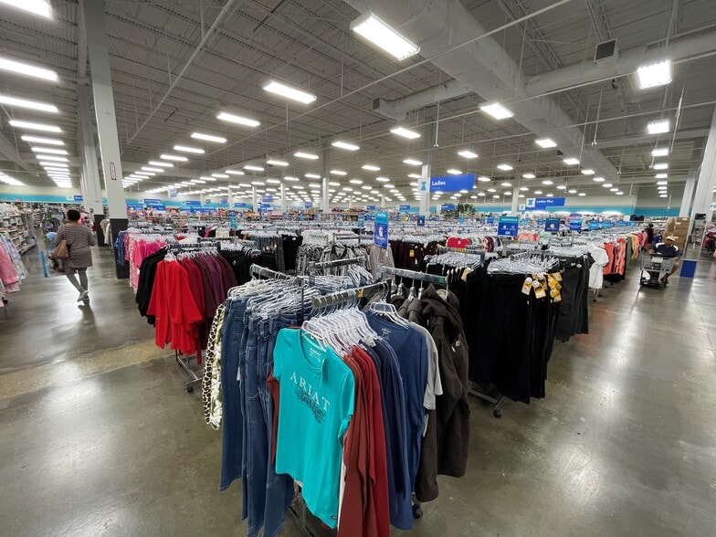 More Photos Of 4665-4749 66th St N, Saint Petersburg Unknown For Lease