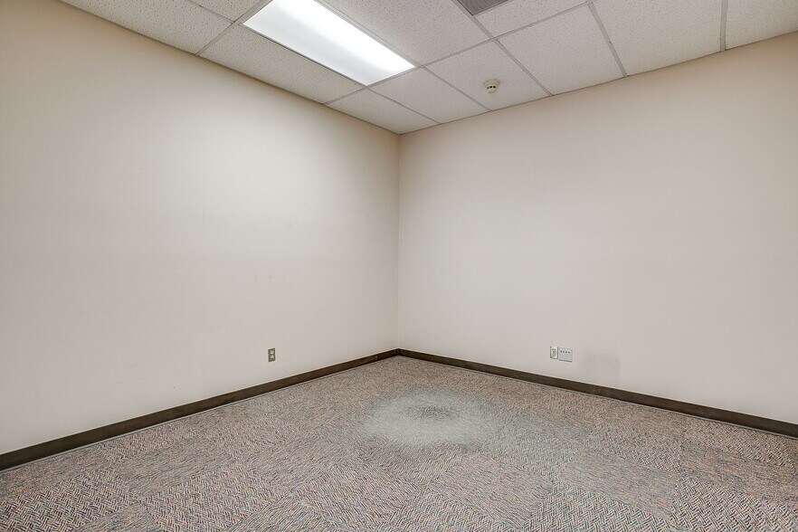 More Photos Of 4929 Northeast Pky, Fort Worth Distribution For Lease