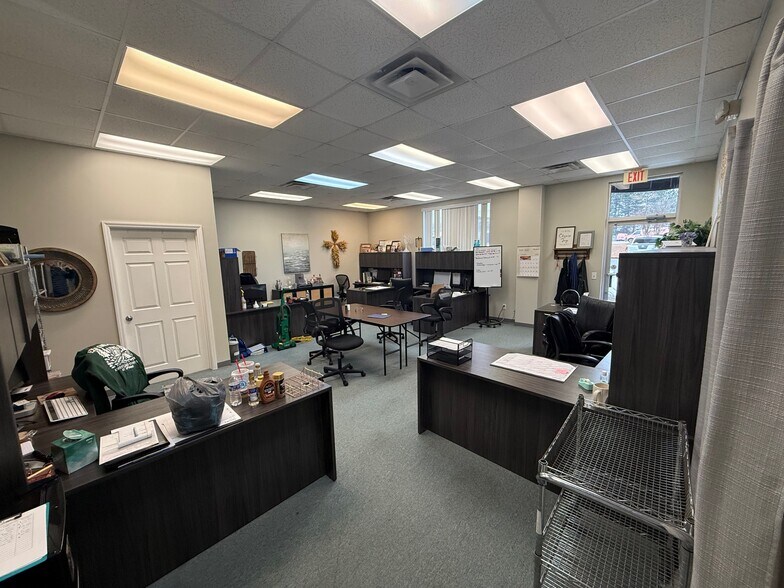 More Photos Of 1975 Mall Blvd, Auburn Warehouse For Lease