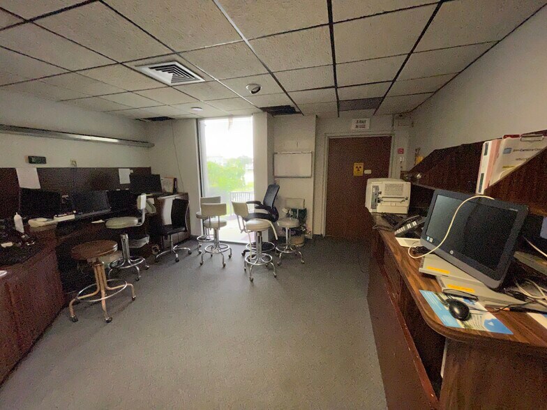 More Photos Of 3663 Bee Ridge Rd, Sarasota Medical For Lease