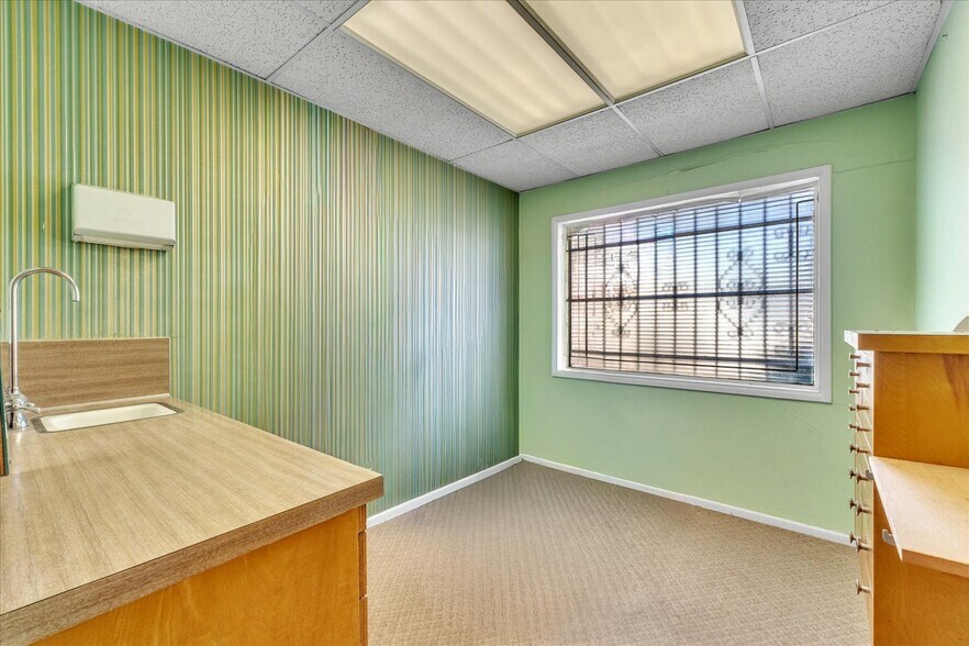 More Photos Of 18032 Ventura Blvd, Encino Medical For Lease